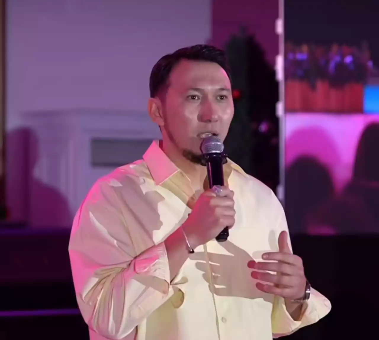 Коуч Сабырбек жұрт алдында ерекше ананың тым кәрі көрінетінін айтып, ел ашуын туғызды (ВИДЕО)