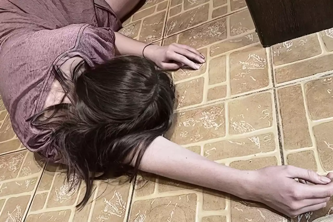 Талғарда 45 жастағы ер адам азаматтық некедегі әйелін қызының көзінше өлтірді