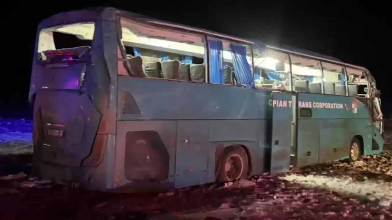 Маңғыстау облысында 50 жолаушысы бар автобус аударылып қалды: қаза болғандар бар