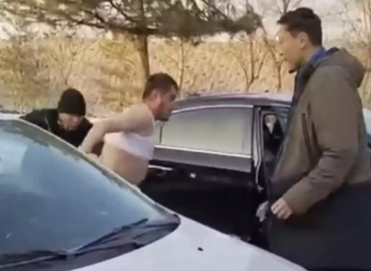 Шымкентте жол апатынан кейінгі жанжал төбелеске ұласып, бір адам қаза тапты (ВИДЕО)