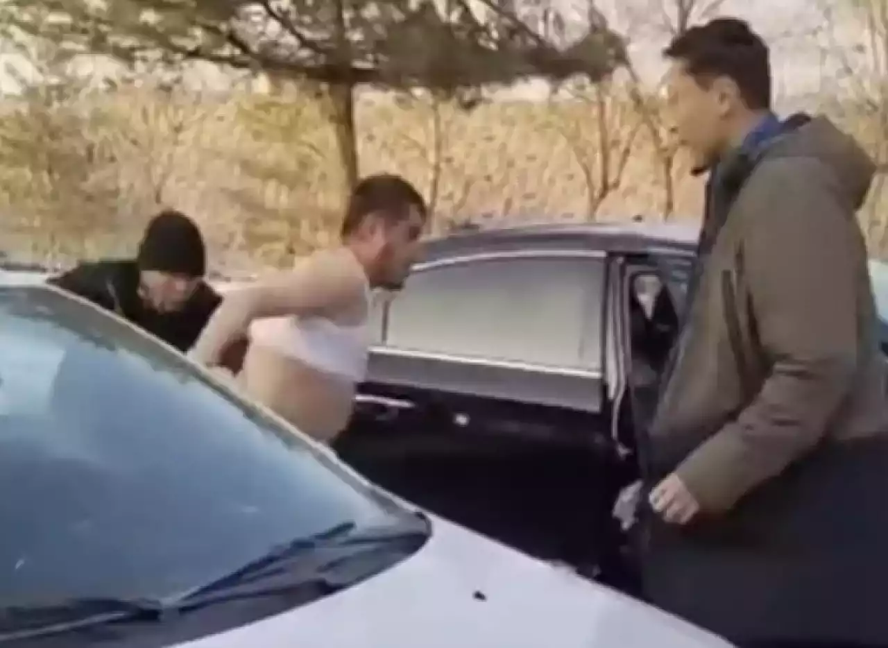 Шымкентте жол апаты болып, арты төбелеске ұласты: жараланған жігіттің жағдайы белгілі болды