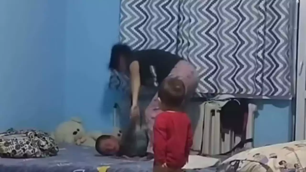 Жетісу облысында аналары жылу батареясына байлап ұрып-соққан бала мен оның бауыры балалар мекемесіне орналастырылды