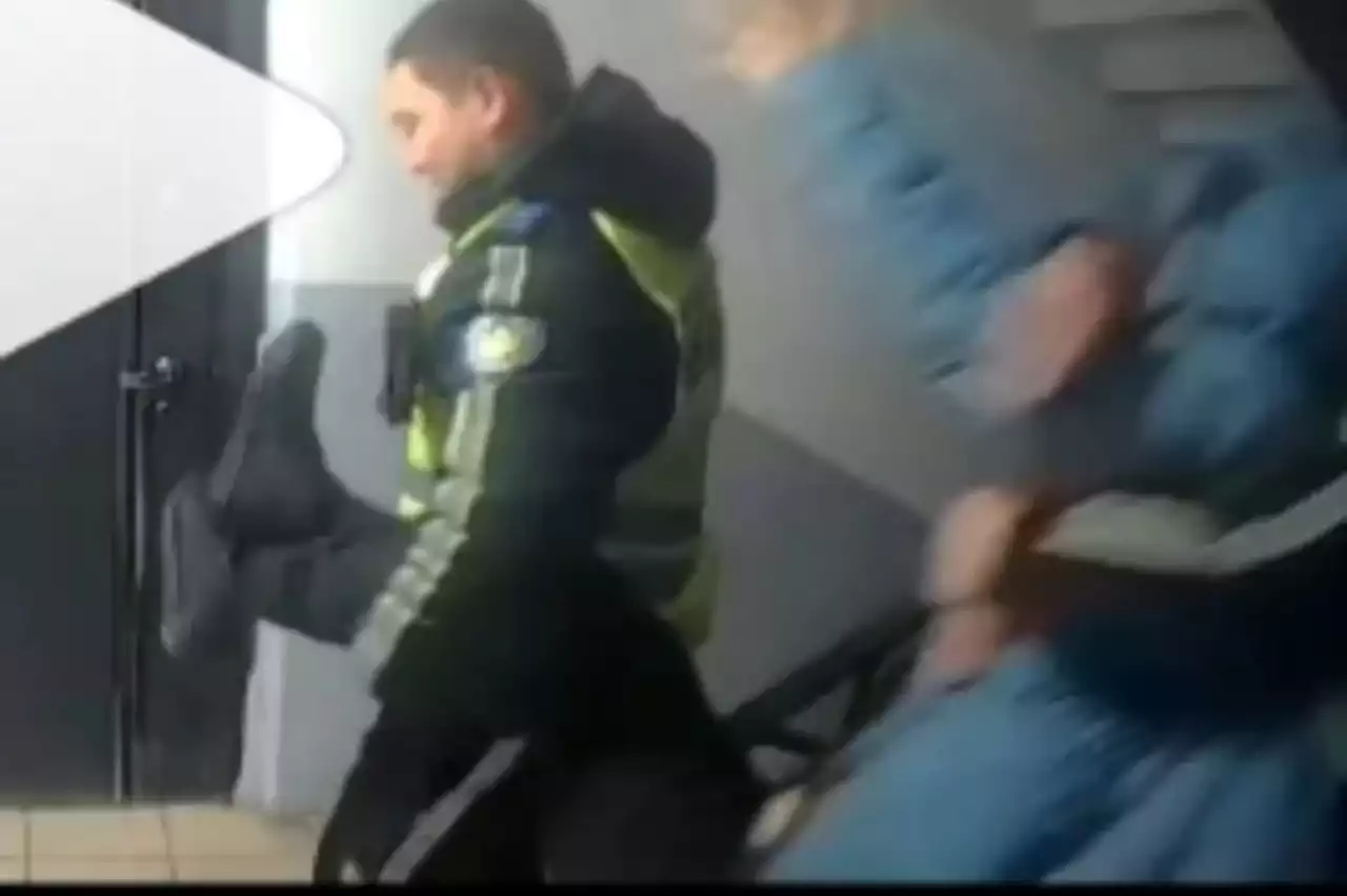 Атырауда полицей зейнеткерді өз үйінен көтеріп алып шыққан: желіде видео тарады