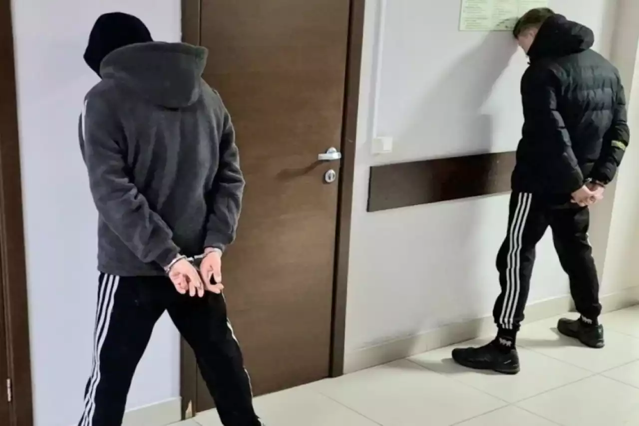 Рудныйда 17 жастағы екі жігіт 19 жастағы танысын өлтіріп, тұрғын үйдің ортақ дәлізіне тастап кеткен