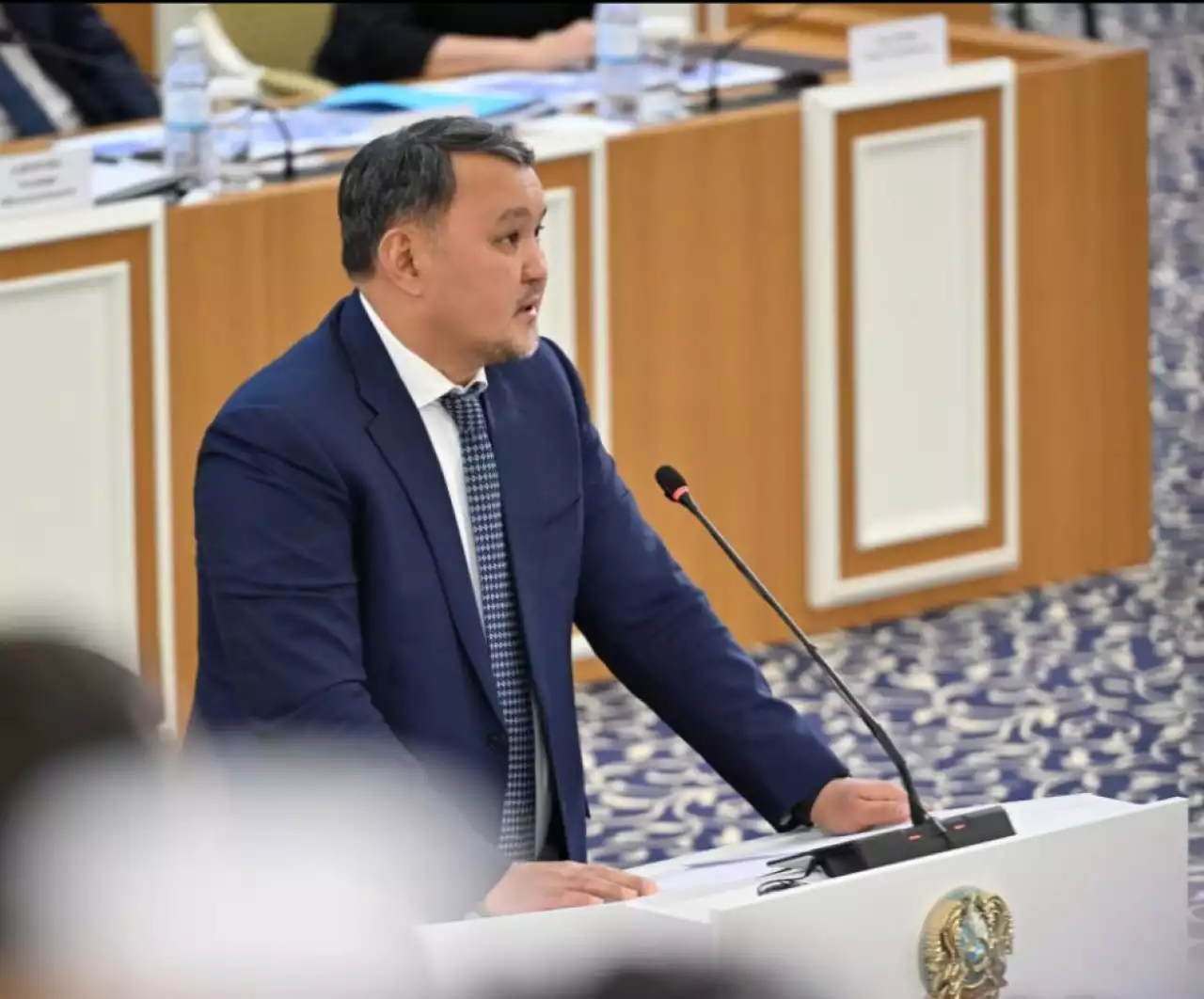 Заңгер Конституциялық комиссияның отырысында қазіргі Ата заңдағы мағыналық қателерге назар аударды