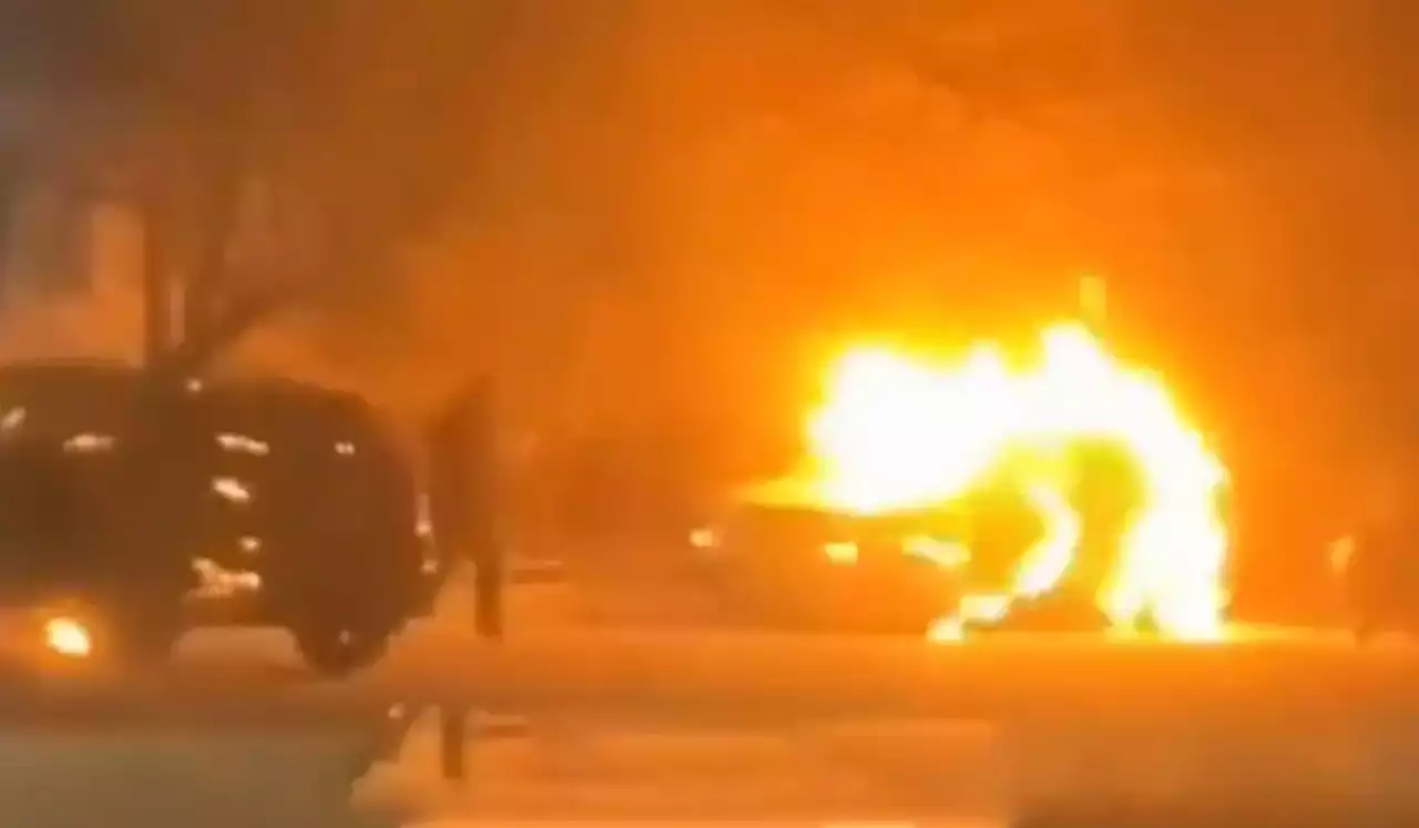 Семейде 66 жастағы ер адам полицияның екі бірдей қызметтік көлігін өртеп жіберді