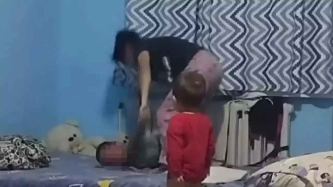 4 жасар баласын жылу батареясына байлап, аяусыз ұрған: әйел қамауға алынды