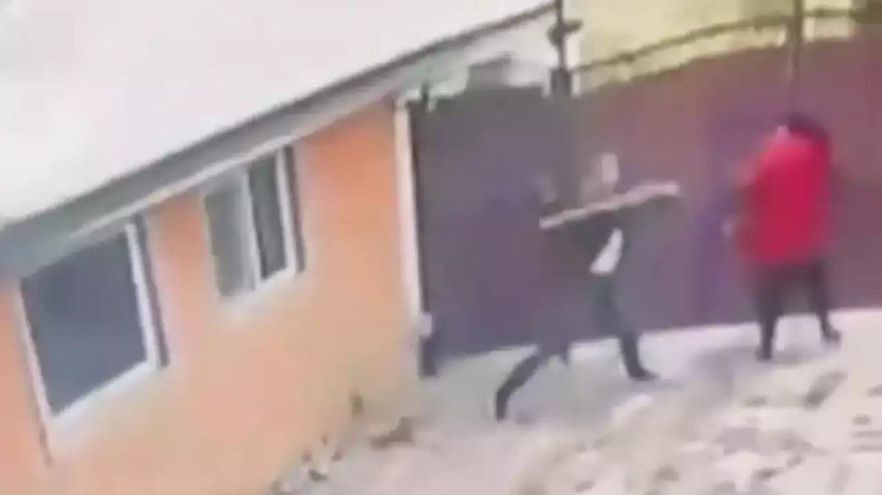 Алматы облысында ер адам әйелін аяусыз соққыға жыққан видео тарады (ВИДЕО)