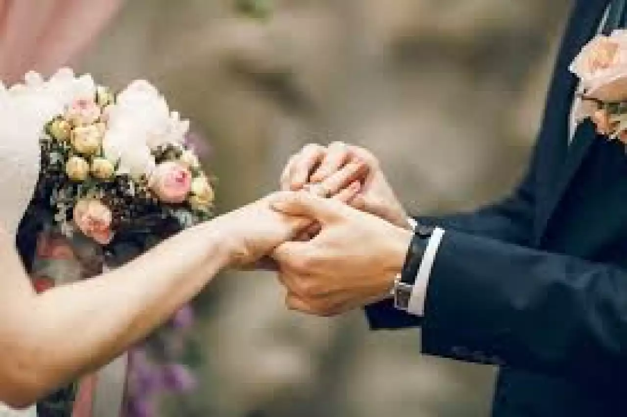 «14 жастан бастап некеге тұруға рұқсат»: Украинада некені ерте тіркеудің мүмкіндіктері қарастырылды