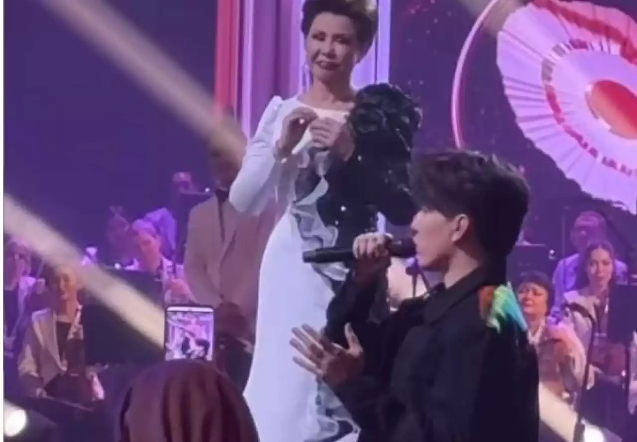 Роза Рымбаеваның 50 жылдық концертінде Димаш Құдайберген сахнада әншіге тағзым етті