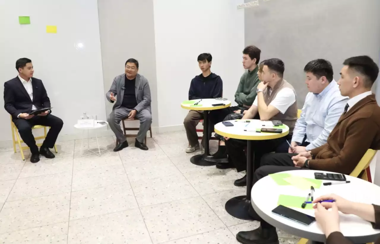 Алматы жастары жаңа Конституция жобасын ЖИ-батл форматында талқылап, бірауыздан қолдады