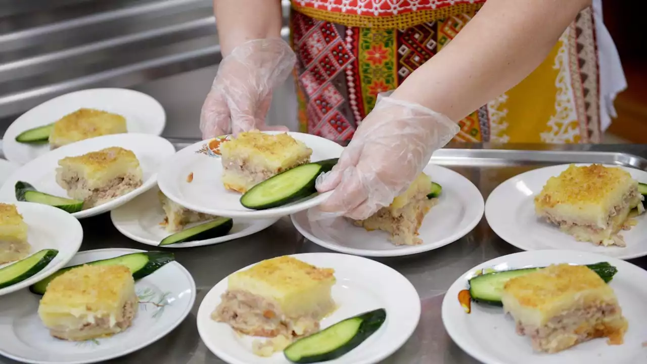 Депутат қазақстандық оқушылар мектептегі тегін тамақтан қағылуы мүмкін екенін айтты