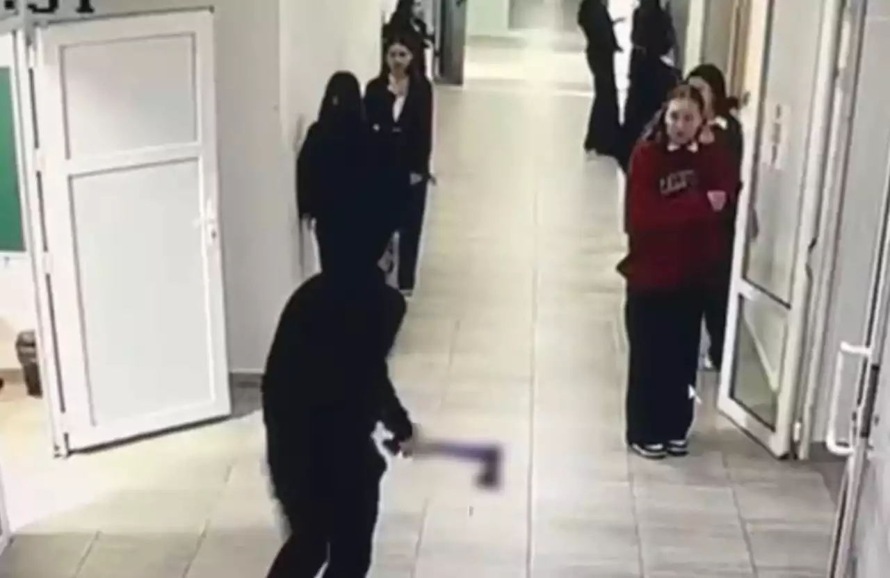 Атырау облысында оқушы сыныптастарын балтамен қуалады: жасөспірім сабағына оралды