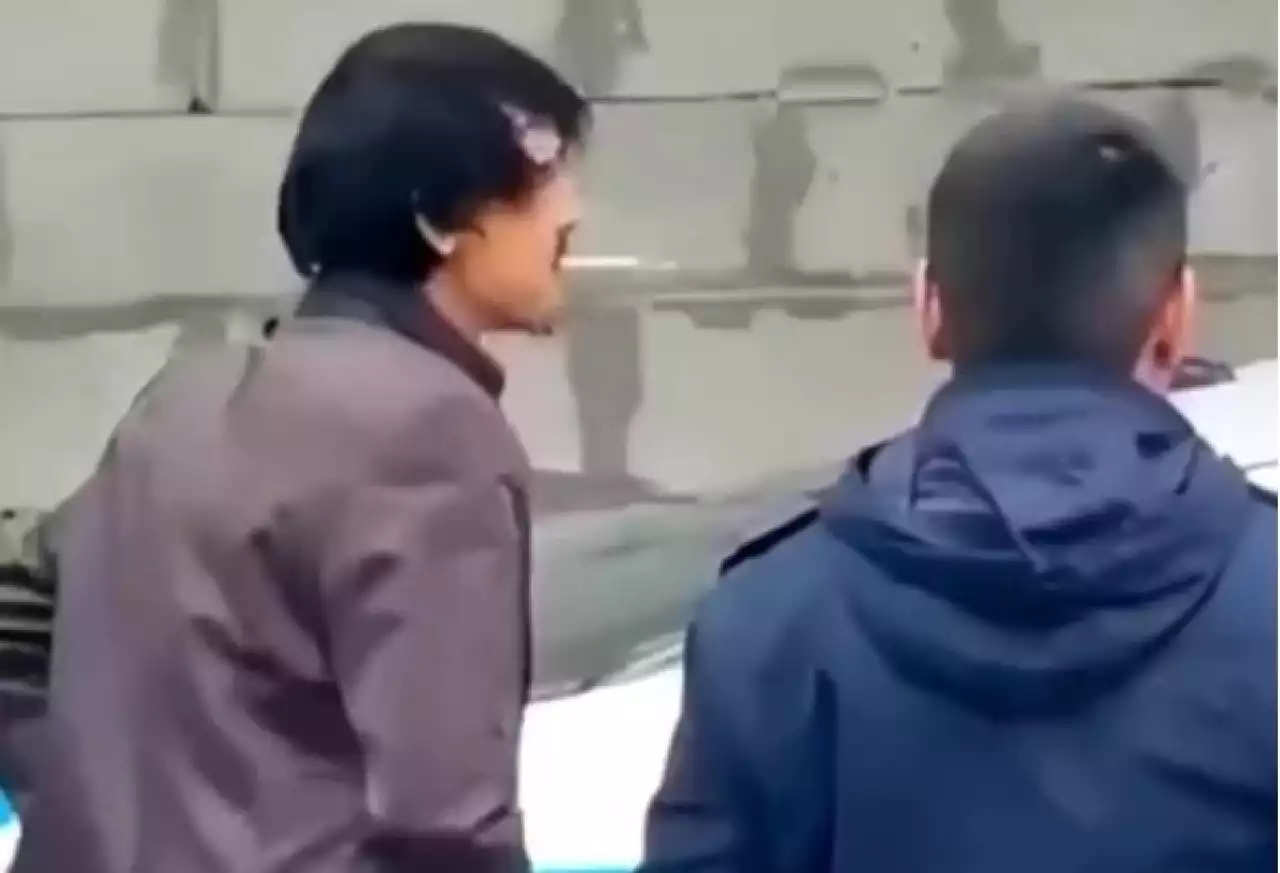 Желіде Ерболат Құдайбергеновке ұқсайтын ер адамды полиция қызметкерлерінің ұстаған видеосы тарады (ВИДЕО)