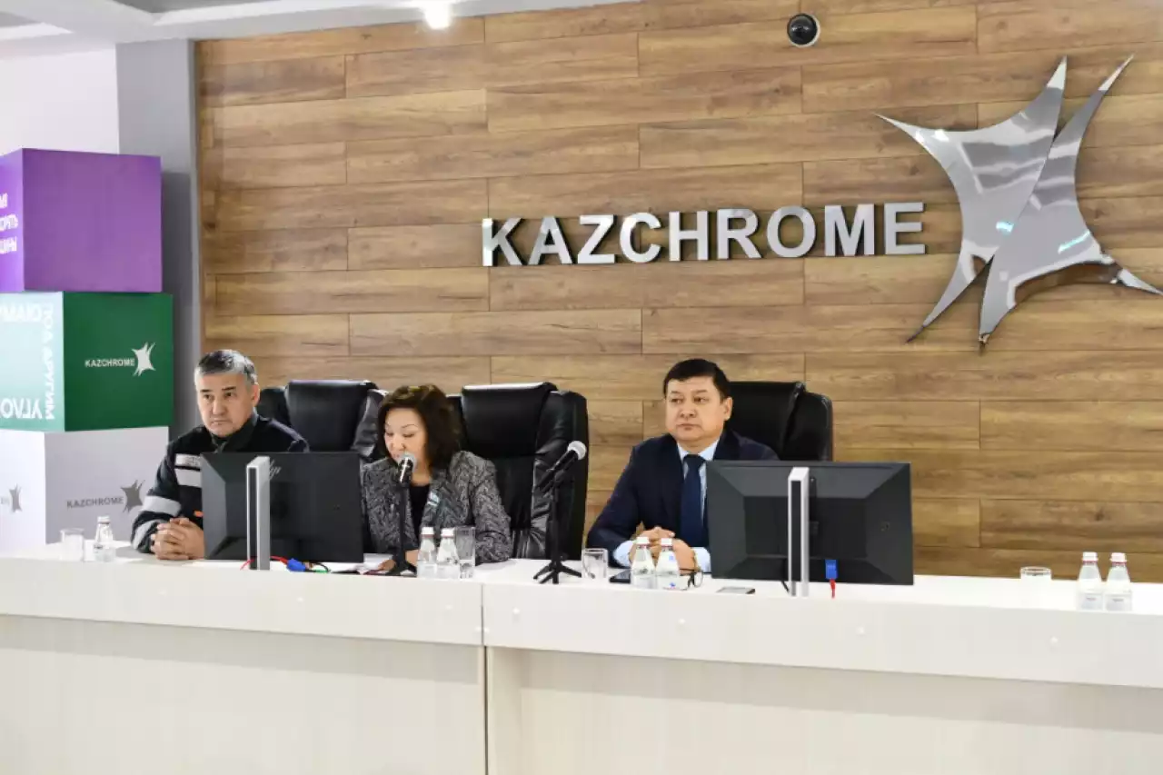 Конституциялық комиссия мүшесі жұмысшыларға жаңа Конституцияның маңызын түсіндірді