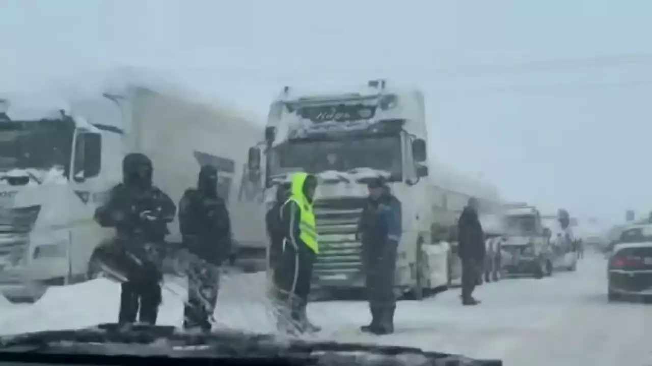 Жамбыл облысында жүргізуші жүкті әйел қар құрсауында қалып қойды