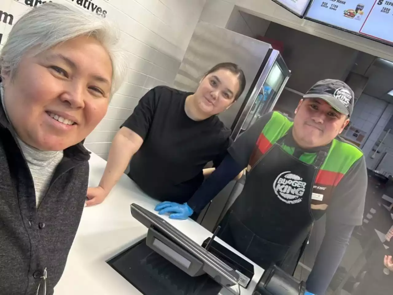 Burger King Kazakhstan-да төңірегіндегі дау: аутизмге шалдыққан қызметкердің анасы ұлына қысым көрсетілгенін айтты