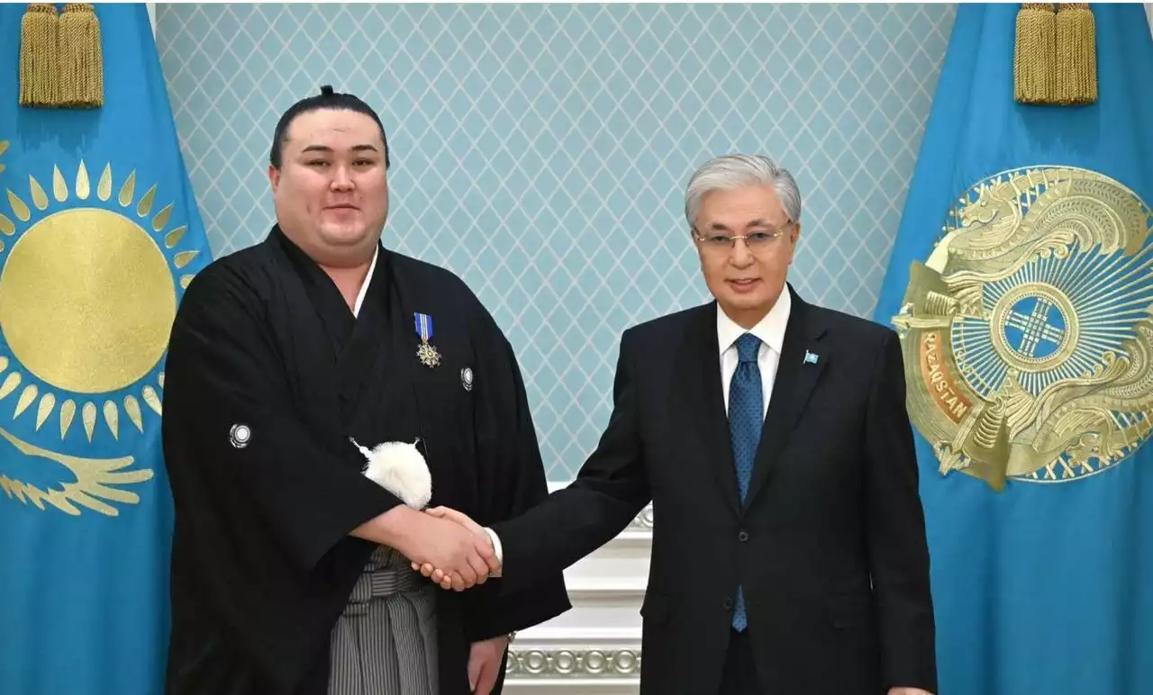 Тоқаев кәсіби сумо шебері Ерсін Балтағұлын "Барыс" орденімен марапаттады