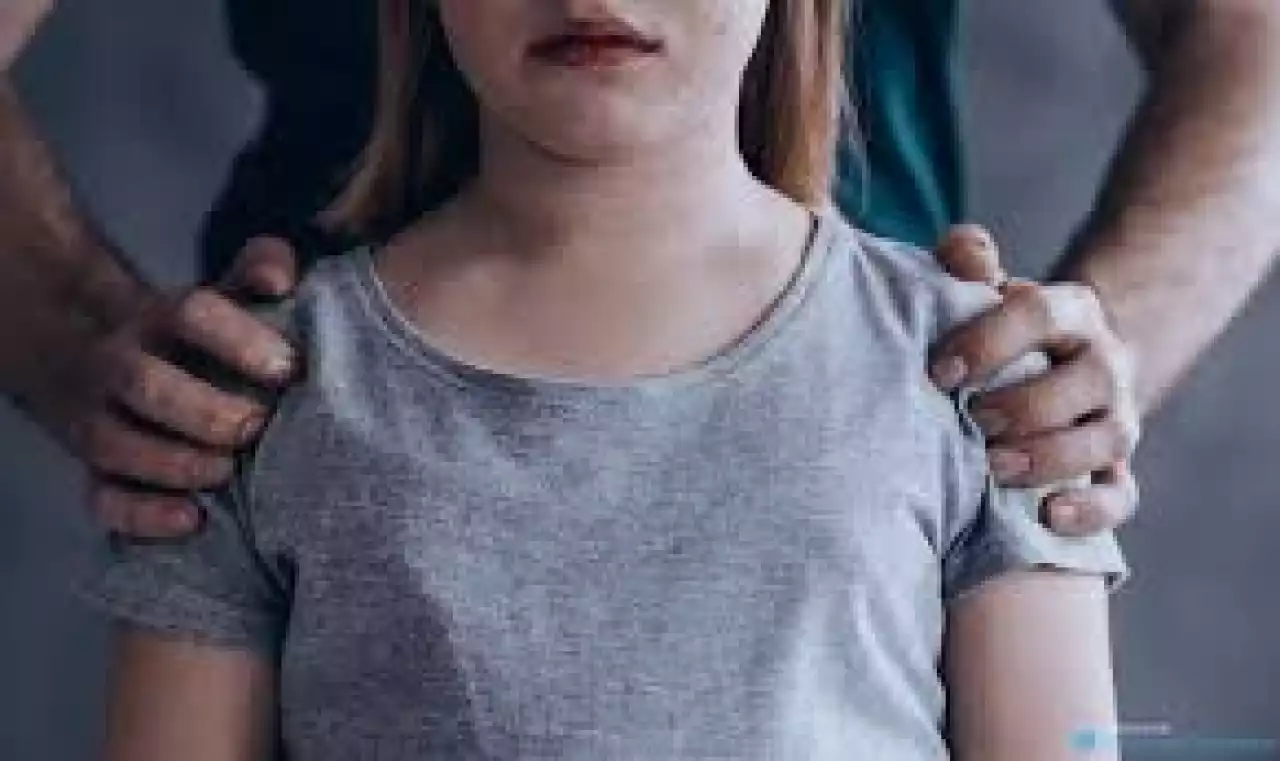 «Қызыма тиіскен туысымыздың әйелі бар»: Астанада 82 жастағы қария зорламақ болған 7 жасар қыздың анасы оқиға туралы айтып берді