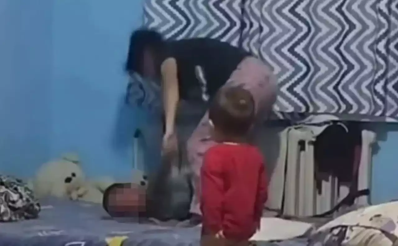 Жетісу облысында 4 жасар ұлын батареяға байлап, ұрған әйел жазаланбайтын болды