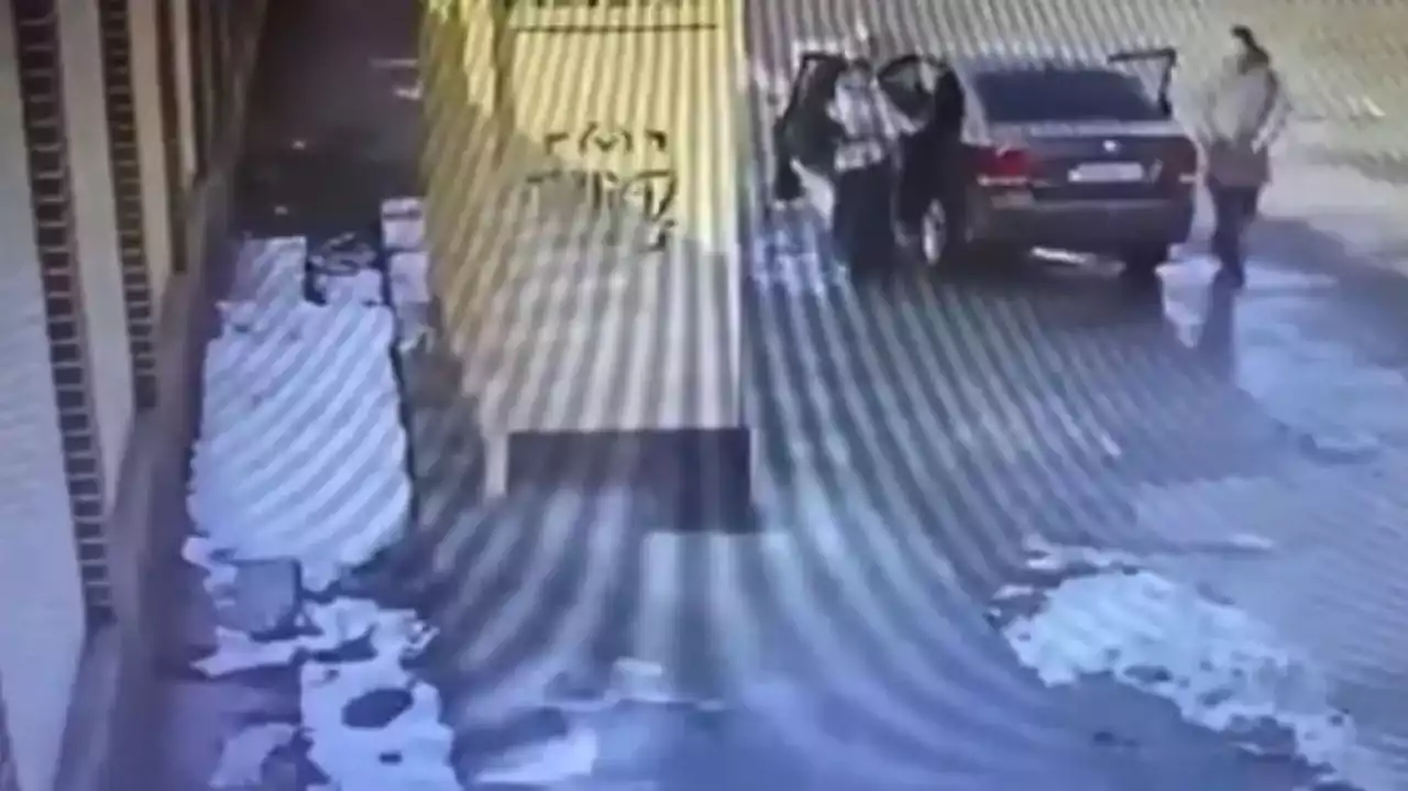 Таразда белгісіз ер адамдар 13 жастағы қызды көлікпен алып қашпақ болды (ВИДЕО)