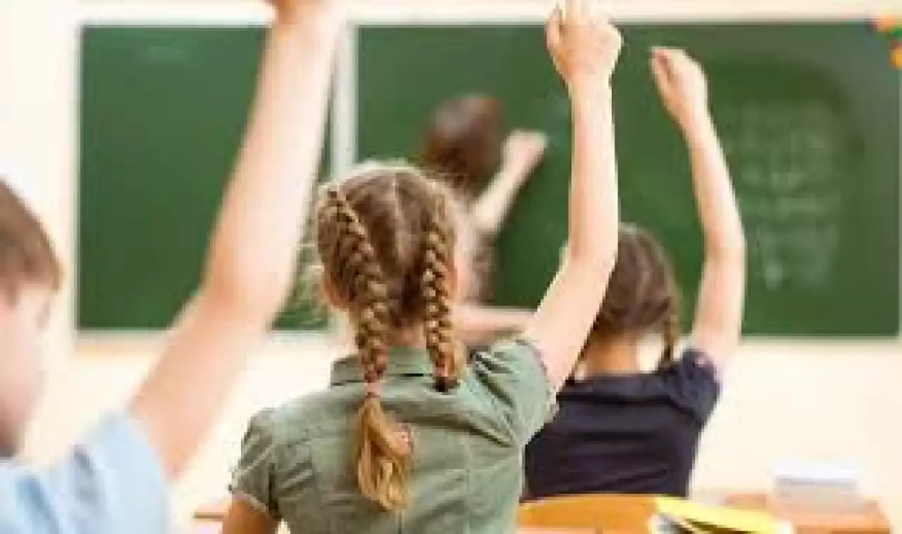 Қазақстанда оқушылардың мектепте телефон ұстауына тыйым салынды: ата-аналар қарсы шықты