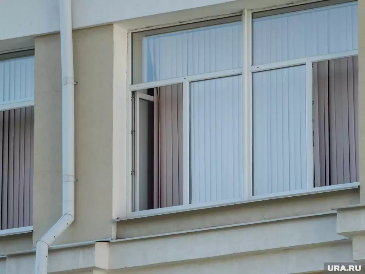 Петропавлда оқушы мектептің терезесінен секіріп кетті: 18 жастағы бозбаланың жағдайы ауыр