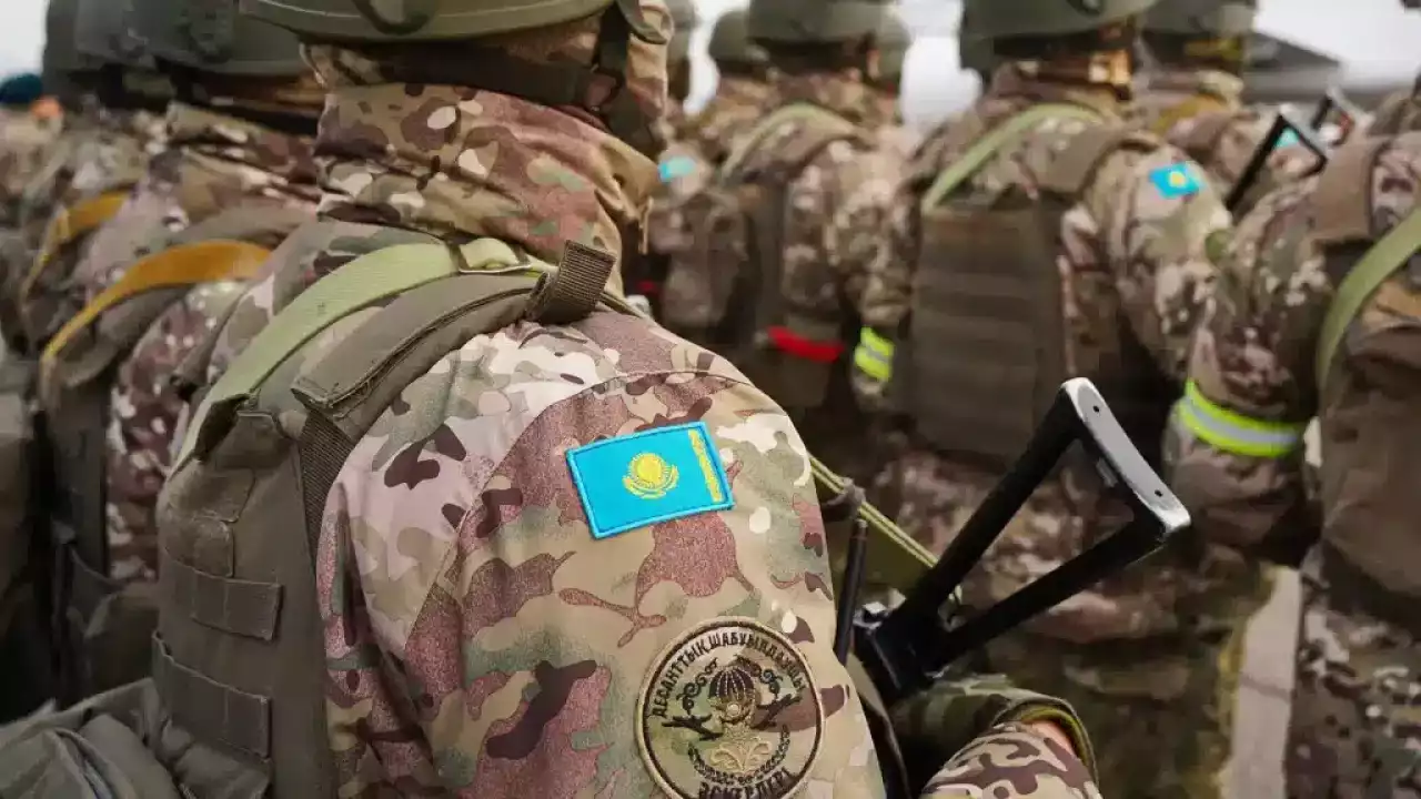 Сарбаздың жақ сүйегі мен мұрны сынған: бірнеше командир қызметінен босатылды