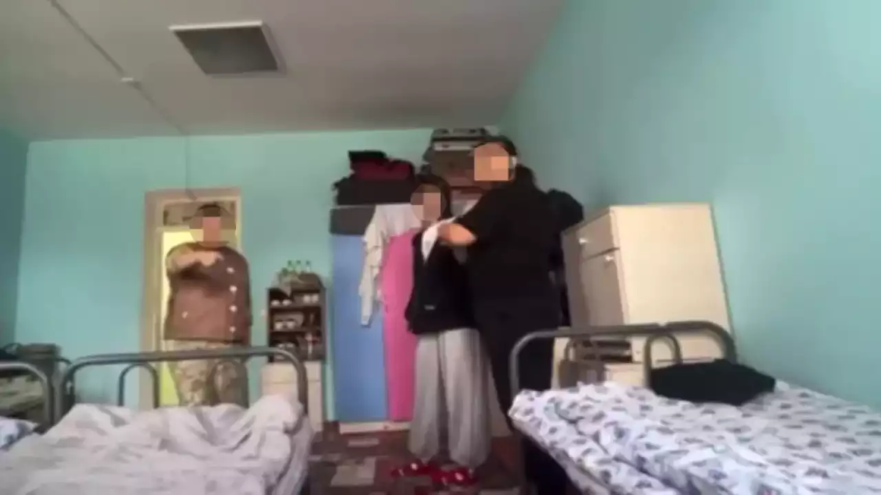 «Қыз емессің бе? Бір жерің түсіп қала ма?: Түркістанда студенттерді ұлдардың бөлмесі мен дәретханасын жинауға мәжбүрлеген