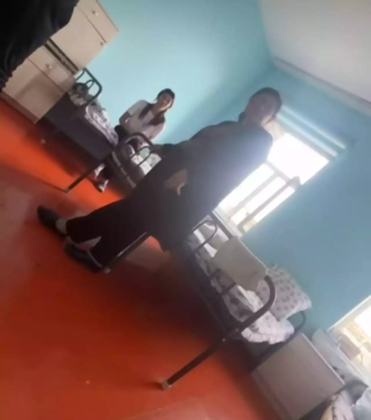 Студент қыздарды ерлердің әжетханасын жинауға мәжбүрлегендер жазаланды