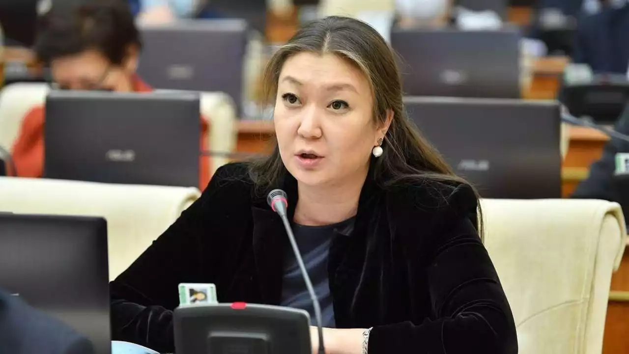 «Қыз арнайы мекемеде»: Динара Зәкиева зорланған оқушы қыздардың жағдайы туралы айтты