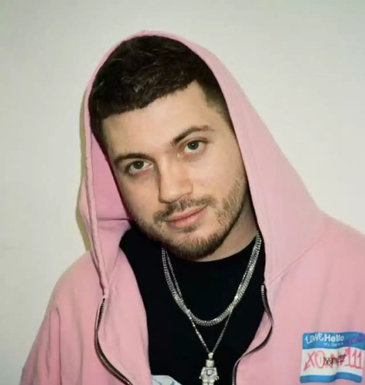 “Жазамызды өтедік”: Қазақ қыздарына тіл тигізген блогер босатылды