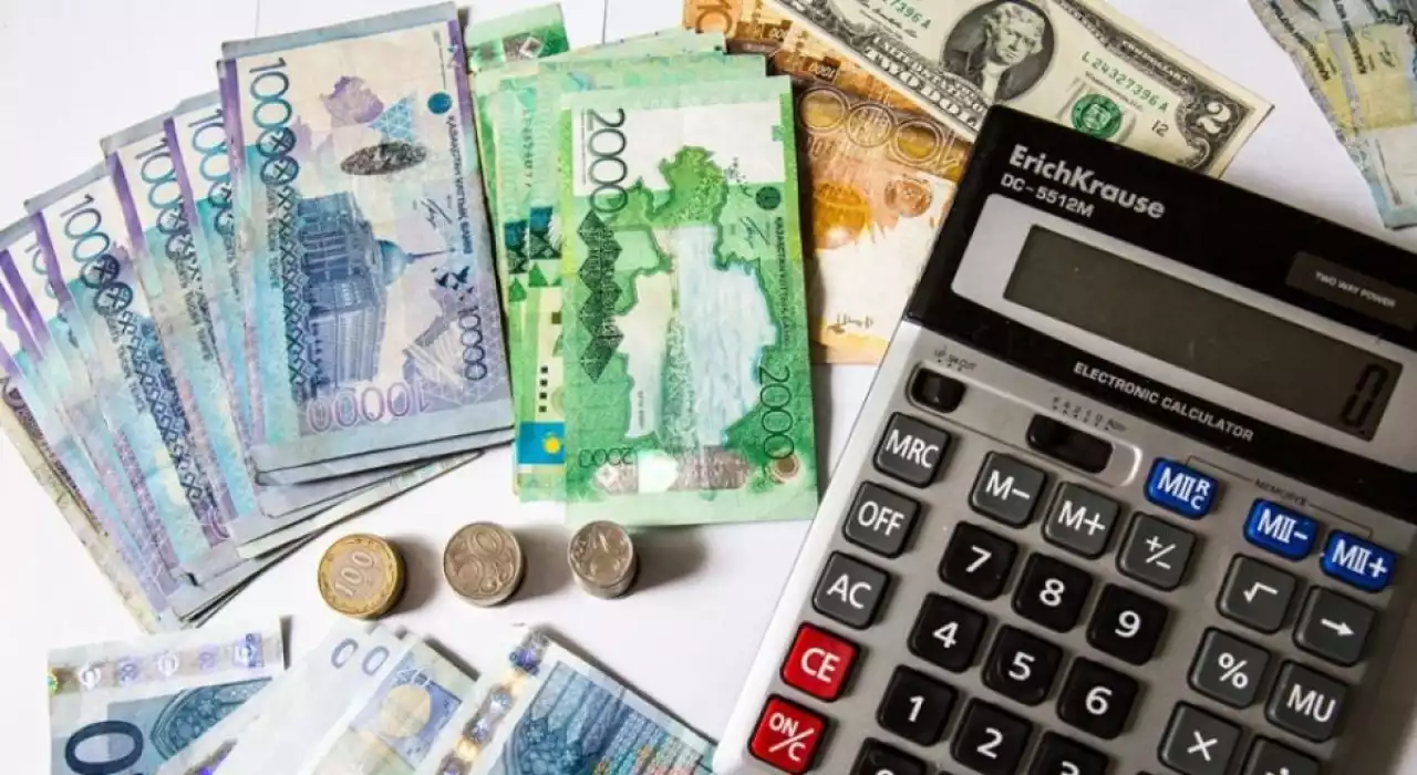 Астанада 29 миллион теңге жымқырған мектеп директоры мен бухгалтер сотталды