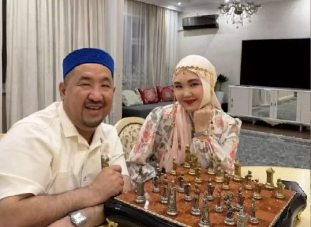 «Мешітте тұрады деп еді»: Нұрлан имамның үйін көрген оқырмандар, оны сынап тастады (ВИДЕО)