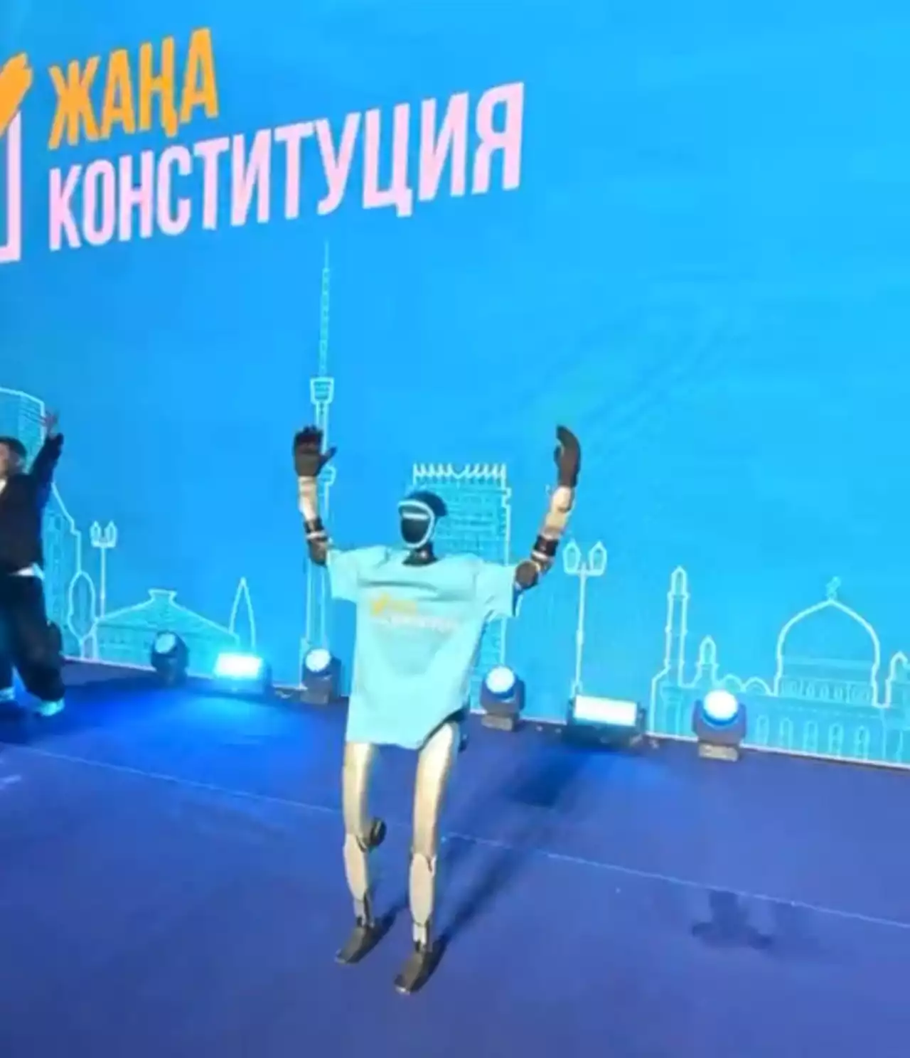 Алматыда Робо-DJ мен Go-Go Робо-бишілердің қатысуымен референдумды қолдауға бағытталған ауқымды концерт өтті