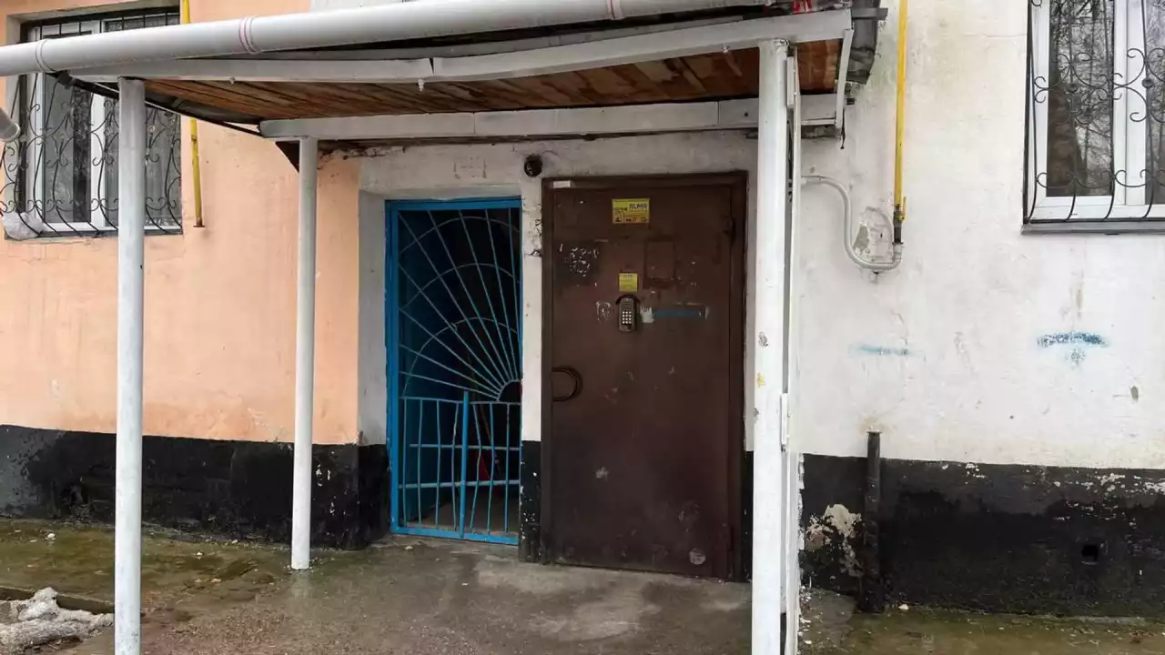 «Өлтіріп тастап, балконда тығылып жатқан»: Талғарда күйеуін пышақтаған әйел мен оның анасы әкімдікте жұмыс істеген