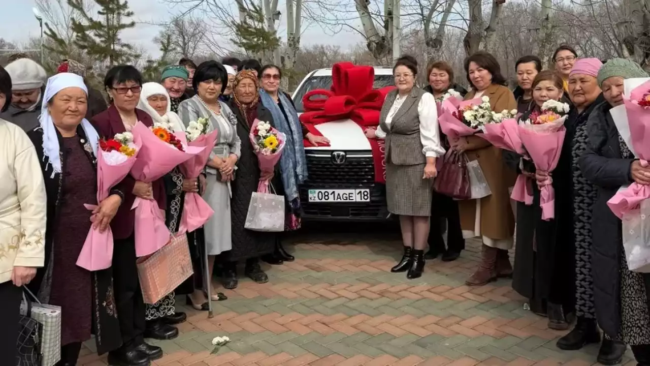 Ел алдында жүрген белгілі кәсіпкер ұстазына автокөлік тарту етті