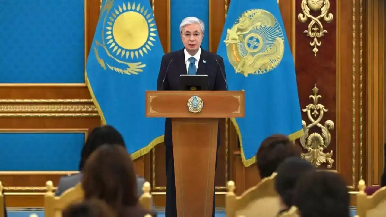 Тоқаев: Әйелдердің ел дамуына қосқан рөлін асыра бағалау мүмкін емес