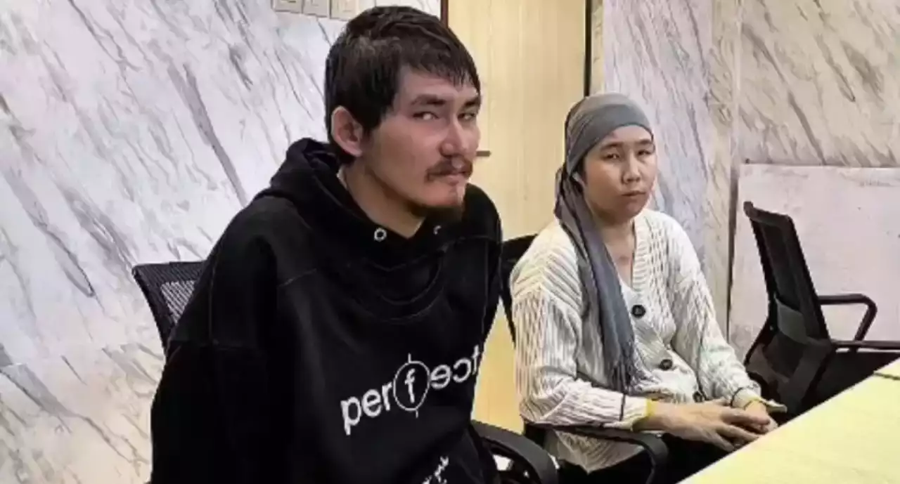 «Бетін диванмен жауып тастаған»: төрт адамның өліміне күдікті Сұлтан Сәрсемалиев мәйіттерді қалай жасырғанын көрсетті