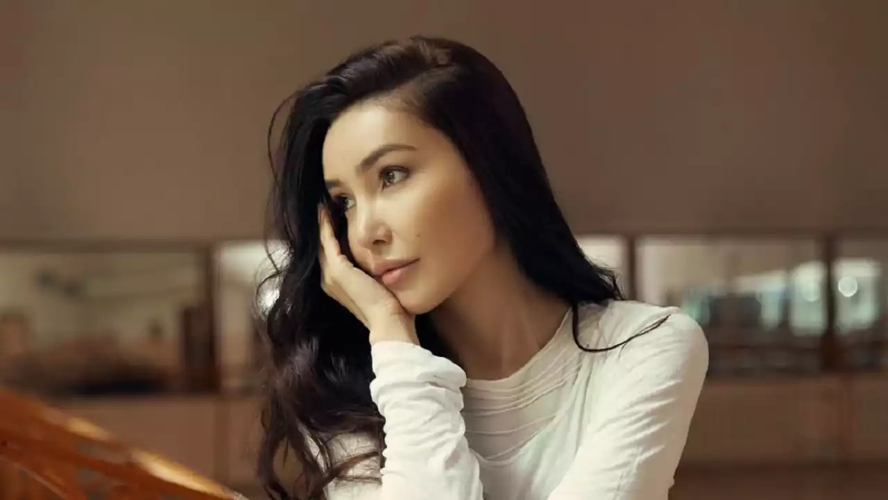 «Вино ішіп, көңіл көтеруді ұсынды»: Құралай Анарбекова режиссердің өзіне төсектес болуды ұсынғанын айтты (ВИДЕО)