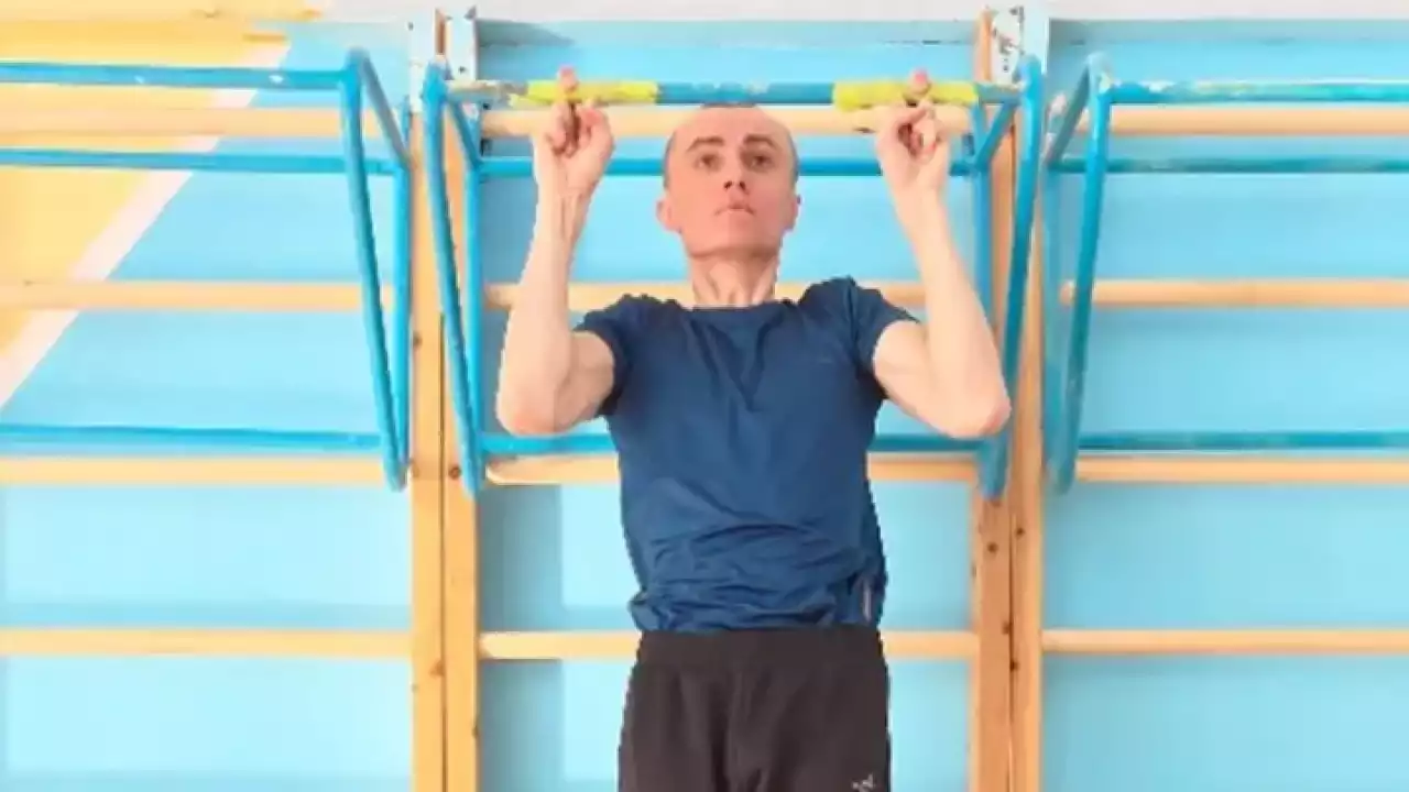 Петропавлда мұғалім екі сақсақпен кермеде тартылып, Гиннес кітабына енді