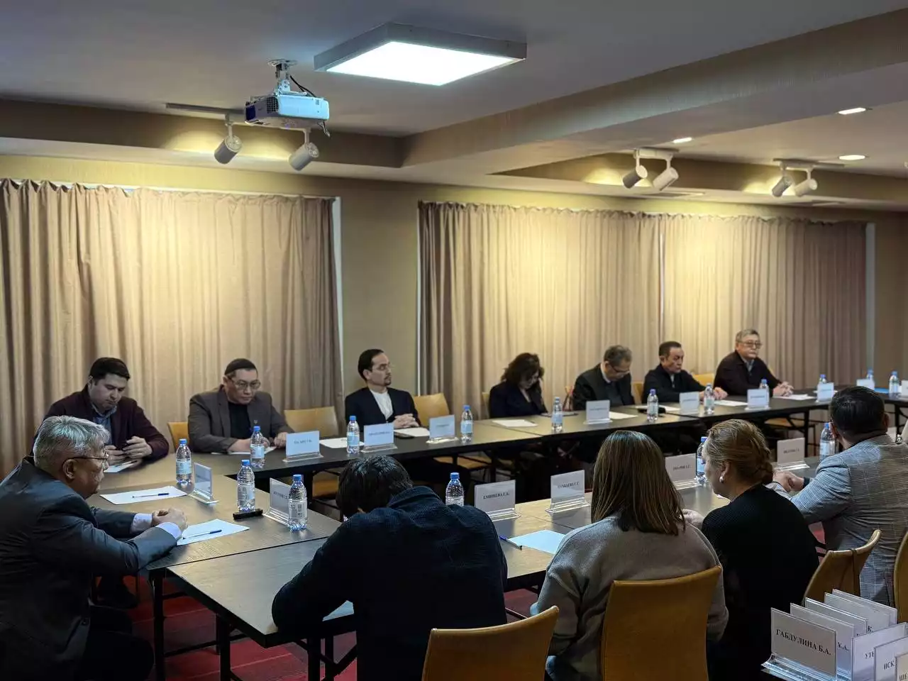 Еуразиялық интеграция институты (ЕИИ) «Ашық саясат» сараптамалық клубының «Жаңа конституциялық модельдегі саяси партиялардың институционалдық рөлі» тақырыбында кезекті отырысын өткізді.