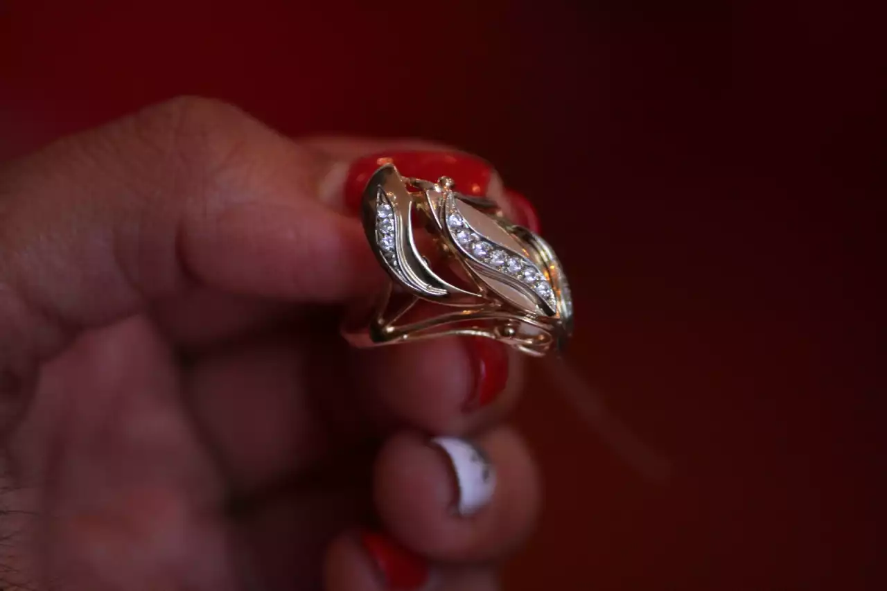 Ақтөбеде 30 жастағы бала күтушісі үй иесінің алтындарын ұрлаған