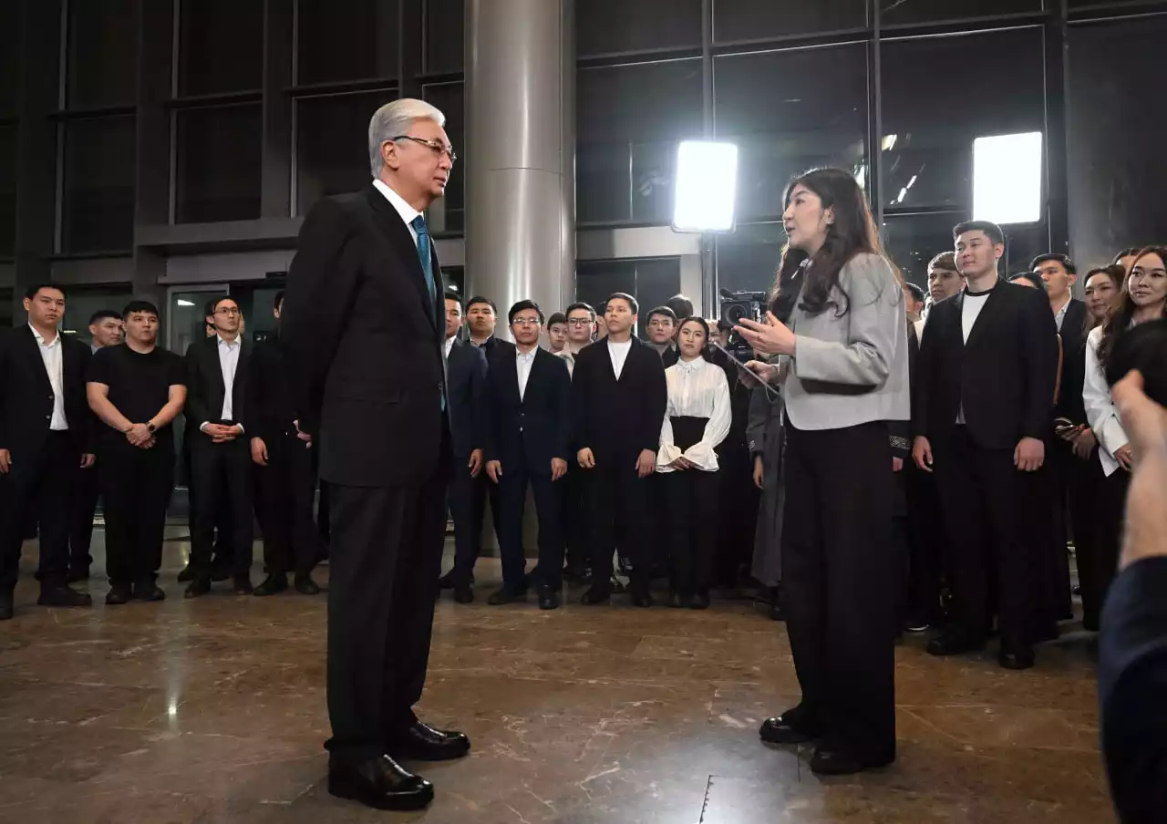 «15 наурыз – Конституция күні болып белгіленеді»: Тоқаев жастармен кездесіп, жазда Парламент сайлауы өтетінін айтты