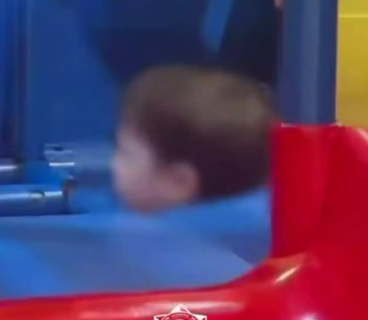 Астанадағы кафеде баланың басы ойын конструкциясына қысылып қалды