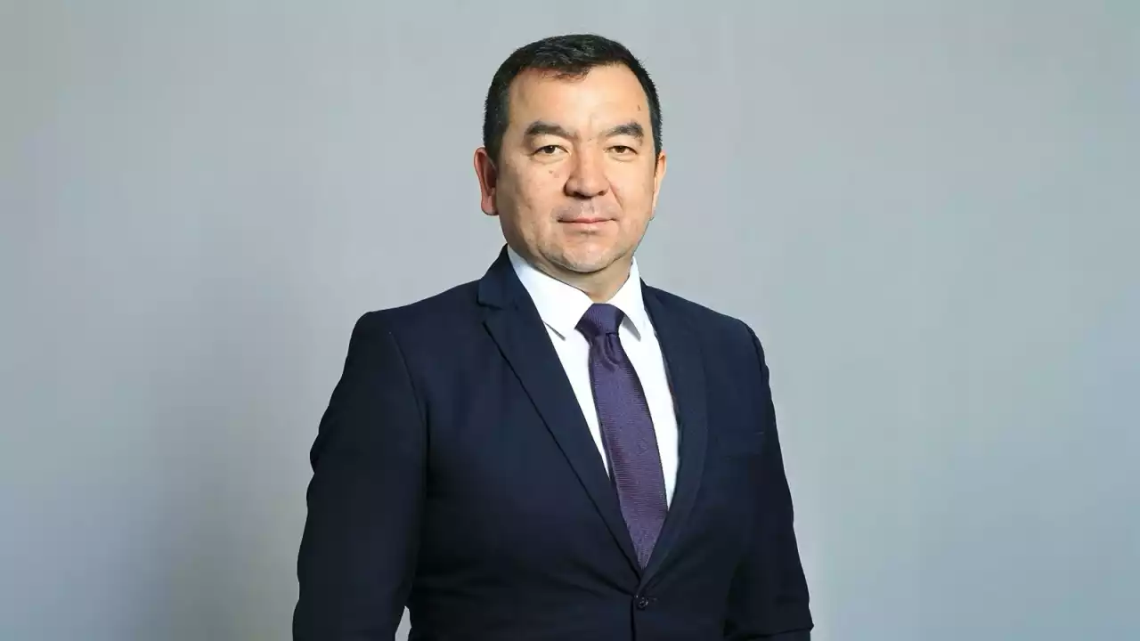 «Бала-шағамды асырауым керек»: Талғардың бұрынғы әкімі такси болып жүр