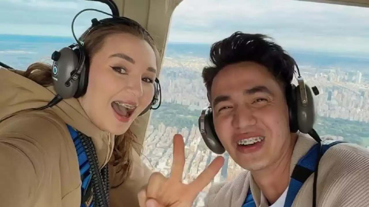 Блогер Жанәбіловтардың курс сату арқылы қанша табыс тапқаны анықталды