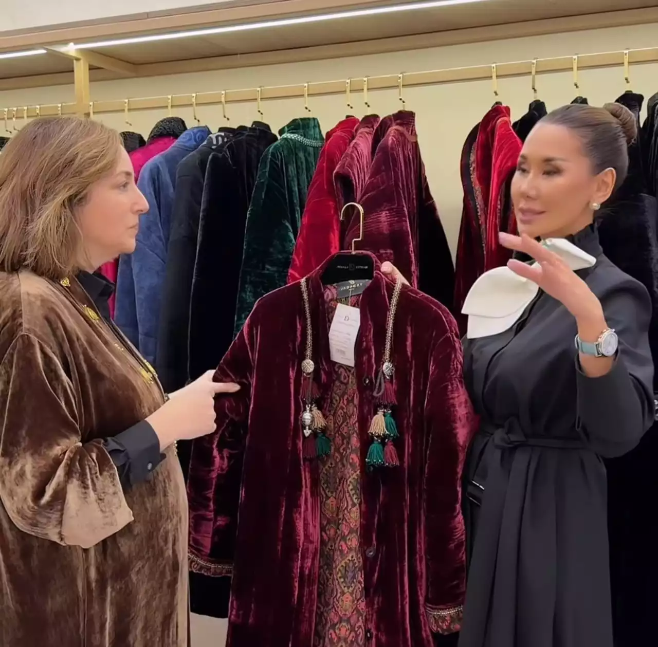 АҚШ елшісі Джули Стаффт қазақтың шапанын таңдады (Видео)