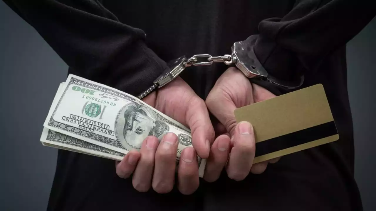 Павлодарда фельдшер пациенттердің картасынан ақша ұрлаған