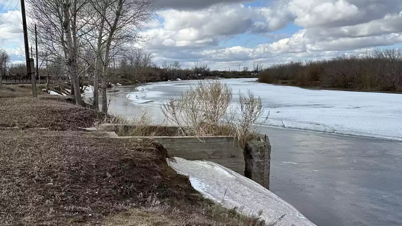 Су тасқынына дайындық: Шығыс Қазақстанда қар қатты еріп жатыр